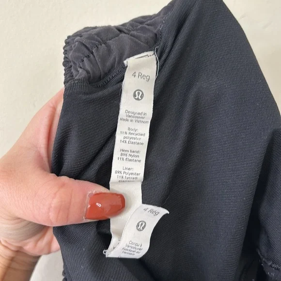 Lululemon Hotty Hot Short II *2.5" Black Size 4 - Picture 8 of 9